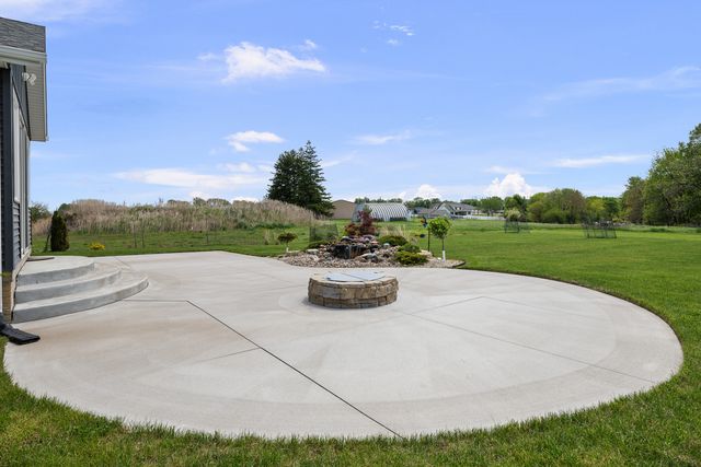 14 Viola Drive, Leclaire, IA 52753