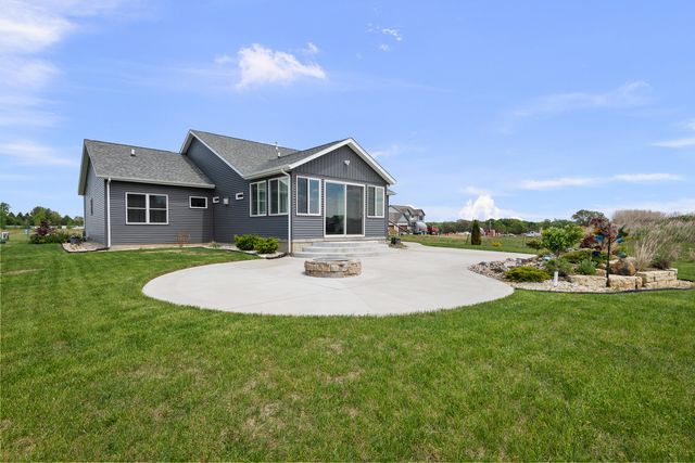 14 Viola Drive, Leclaire, IA 52753