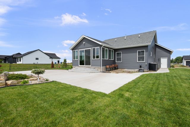 14 Viola Drive, Leclaire, IA 52753