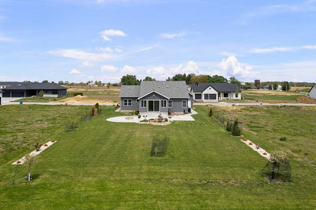 14 Viola Drive, Leclaire, IA 52753