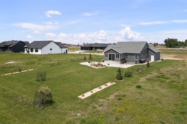14 Viola Drive, Leclaire, IA 52753