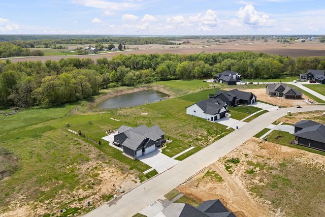 14 Viola Drive, Leclaire, IA 52753