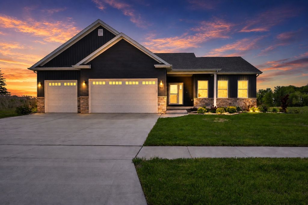 14 Viola Drive, Leclaire, IA 52753