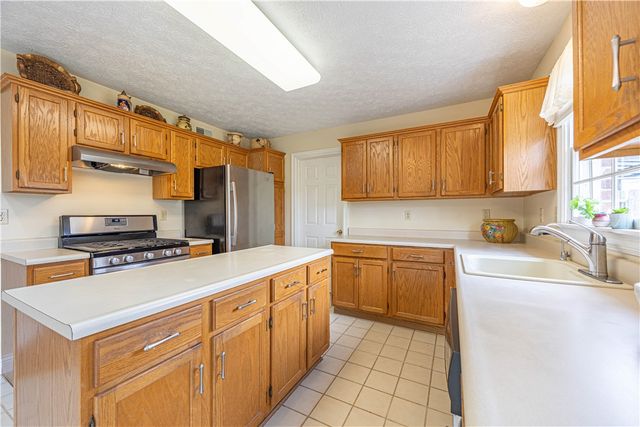 224 Country View Dr, Lower Burrell, PA 15068