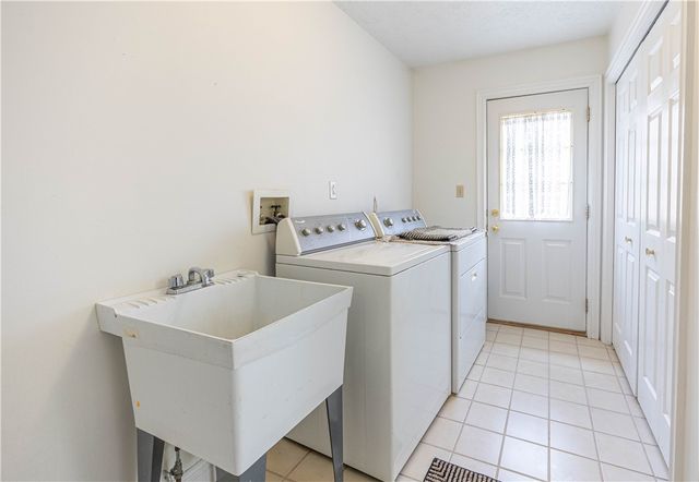 224 Country View Dr, Lower Burrell, PA 15068