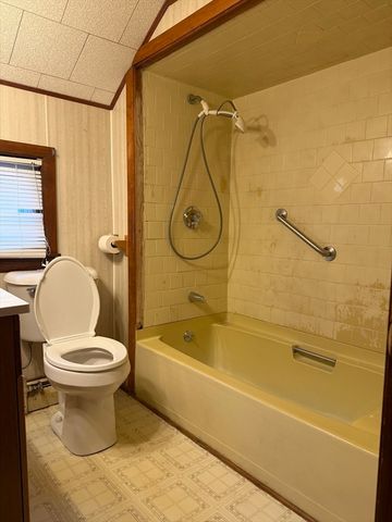 68 Cross St, Fall River, MA 02723