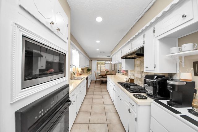 613 Luella Ave, Deer Park, TX 77536