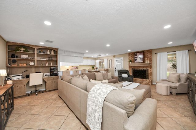 613 Luella Ave, Deer Park, TX 77536