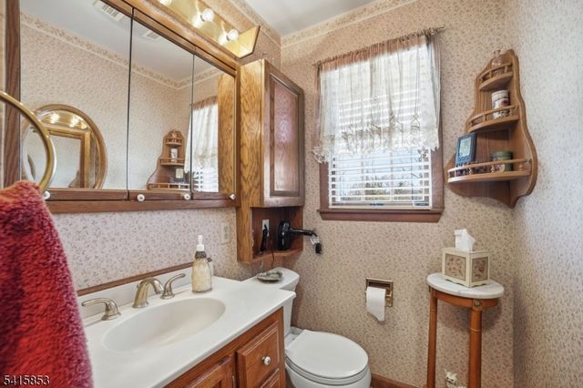 36 Page Dr, Oakland Boro, NJ 07436