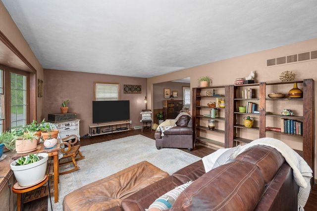 4131 Fillmore Lane, Davenport, IA 52806