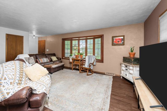 4131 Fillmore Lane, Davenport, IA 52806
