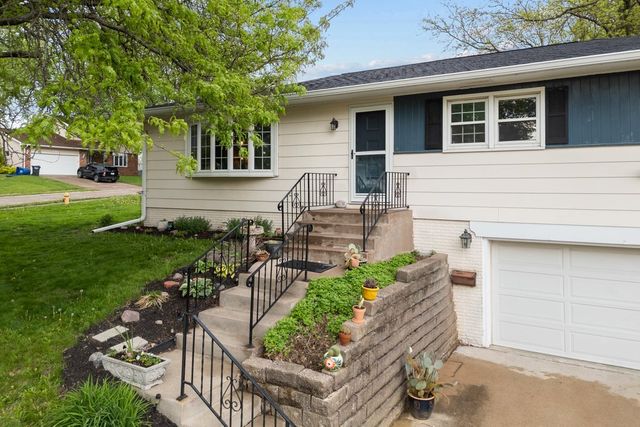 4131 Fillmore Lane, Davenport, IA 52806
