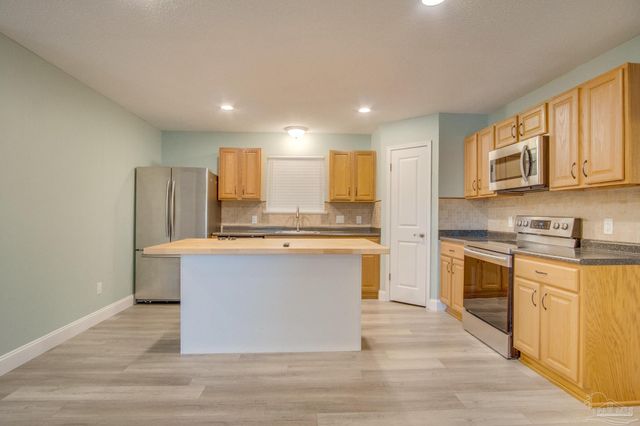 9880 Creet Cir, Navarre, FL 32566