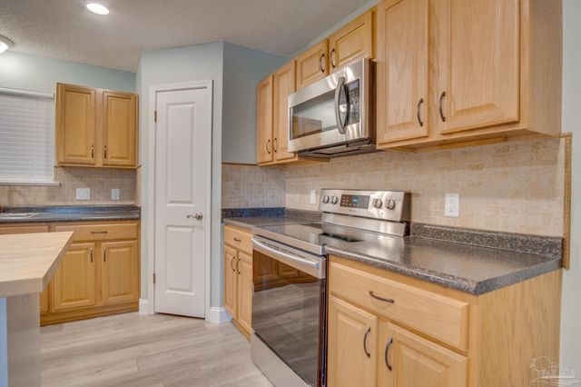 9880 Creet Cir, Navarre, FL 32566