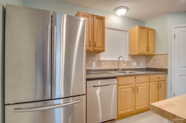 9880 Creet Cir, Navarre, FL 32566