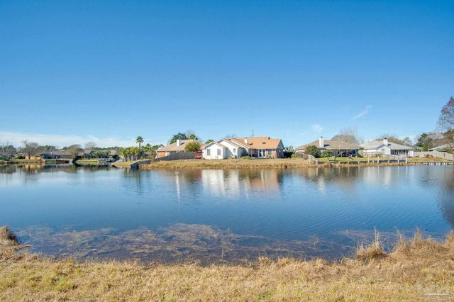 9880 Creet Cir, Navarre, FL 32566