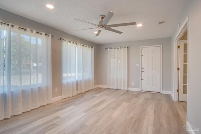 9880 Creet Cir, Navarre, FL 32566