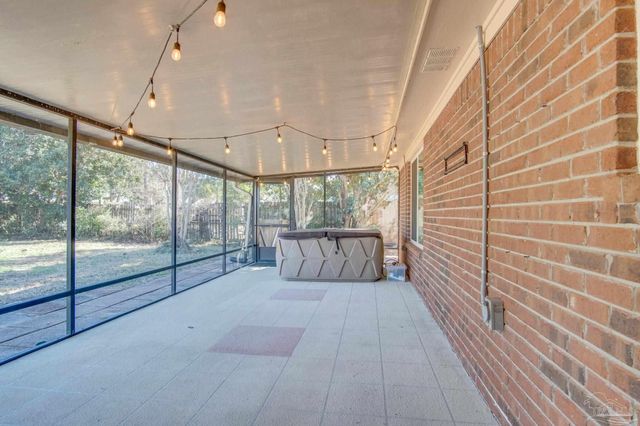 9880 Creet Cir, Navarre, FL 32566