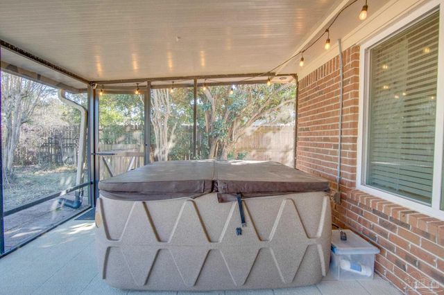 9880 Creet Cir, Navarre, FL 32566