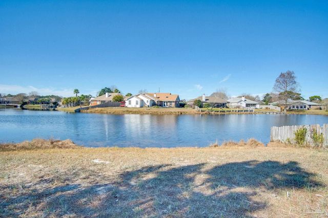 9880 Creet Cir, Navarre, FL 32566