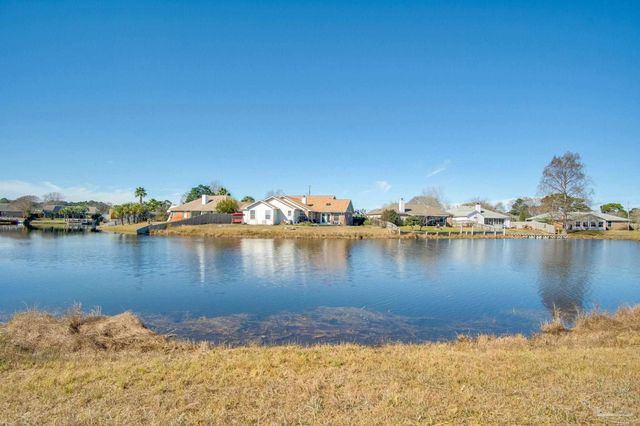 9880 Creet Cir, Navarre, FL 32566