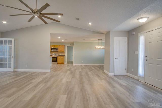 9880 Creet Cir, Navarre, FL 32566