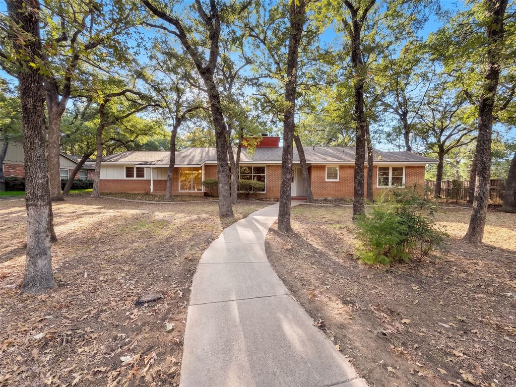 1725 Danciger Drive, Fort Worth, TX 76112 — exterior