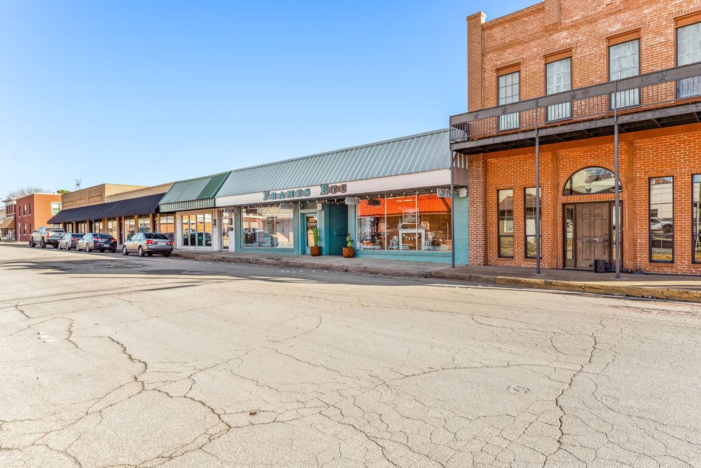 221 N Belknap Street, Stephenville, TX 76401