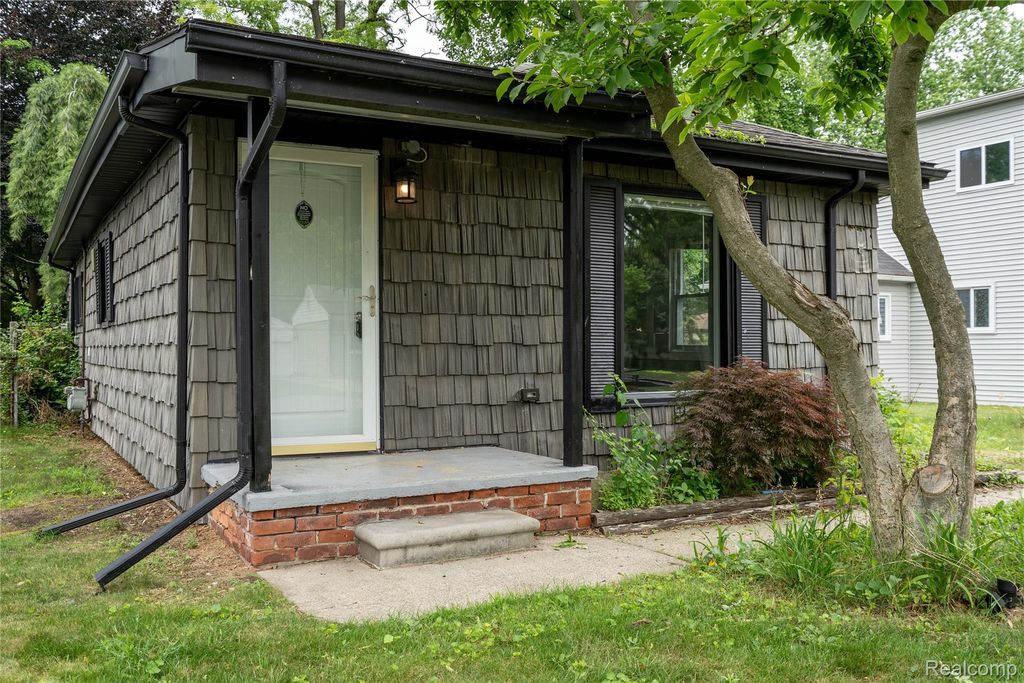 22051 Seminole Street, Southfield, MI 48033