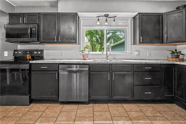 233 W 5th Street, Adrian, MO 64720