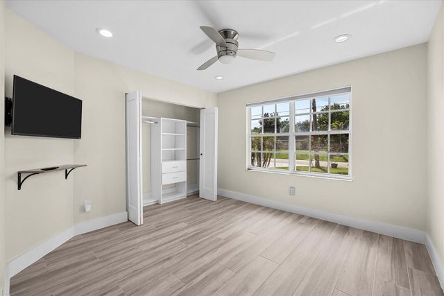 160 NE Twylite Terrace, Port St. Lucie, FL 34983
