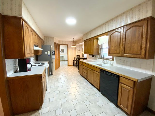 2049 S Brighton Drive, Springfield, MO 65804