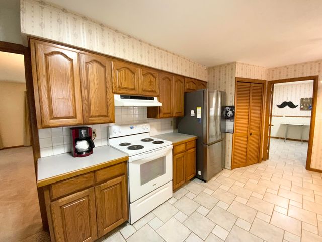 2049 S Brighton Drive, Springfield, MO 65804