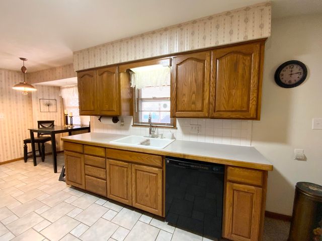 2049 S Brighton Drive, Springfield, MO 65804