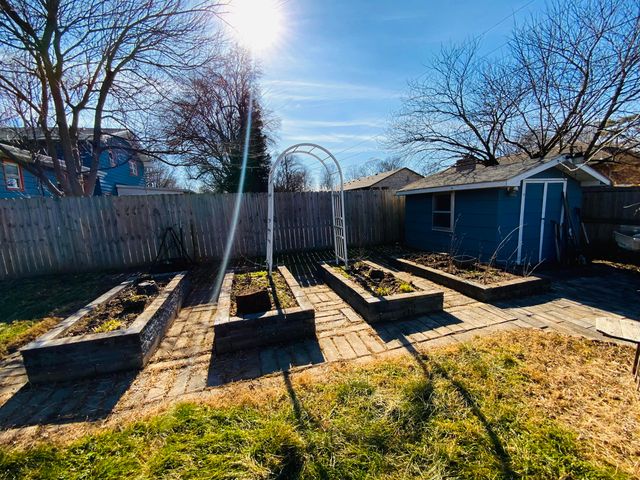 2049 S Brighton Drive, Springfield, MO 65804