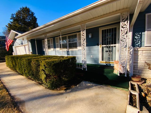 2049 S Brighton Drive, Springfield, MO 65804