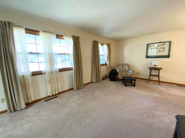 2049 S Brighton Drive, Springfield, MO 65804