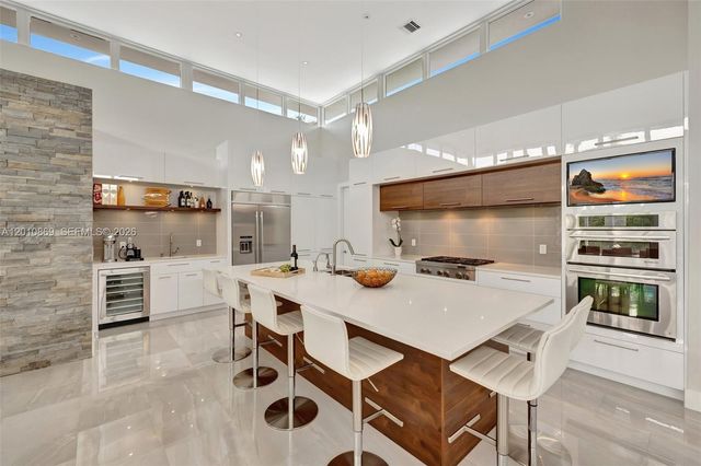907 Diplomat Pkwy, Hallandale Beach, FL 33009