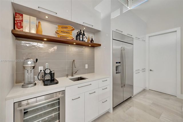 907 Diplomat Pkwy, Hallandale Beach, FL 33009