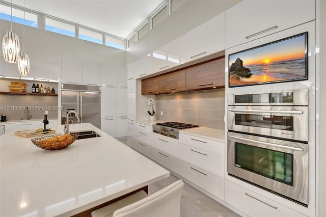 907 Diplomat Pkwy, Hallandale Beach, FL 33009