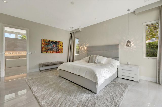 907 Diplomat Pkwy, Hallandale Beach, FL 33009