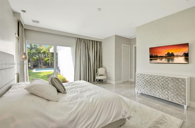 907 Diplomat Pkwy, Hallandale Beach, FL 33009