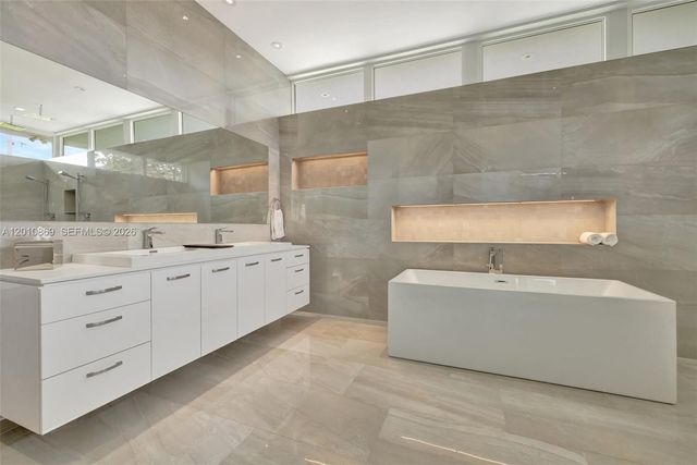 907 Diplomat Pkwy, Hallandale Beach, FL 33009
