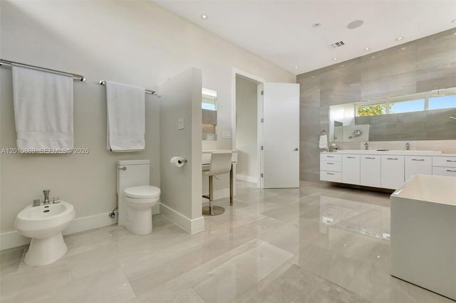 907 Diplomat Pkwy, Hallandale Beach, FL 33009