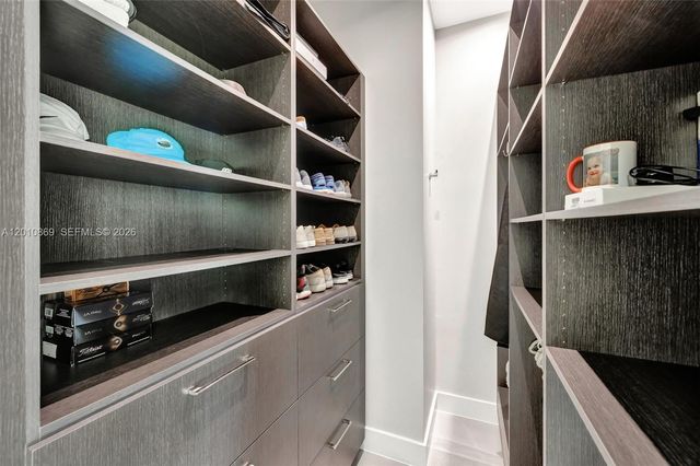 907 Diplomat Pkwy, Hallandale Beach, FL 33009