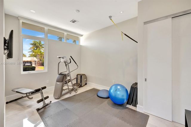 907 Diplomat Pkwy, Hallandale Beach, FL 33009