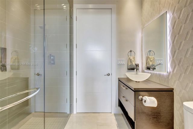 907 Diplomat Pkwy, Hallandale Beach, FL 33009
