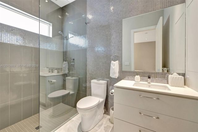 907 Diplomat Pkwy, Hallandale Beach, FL 33009
