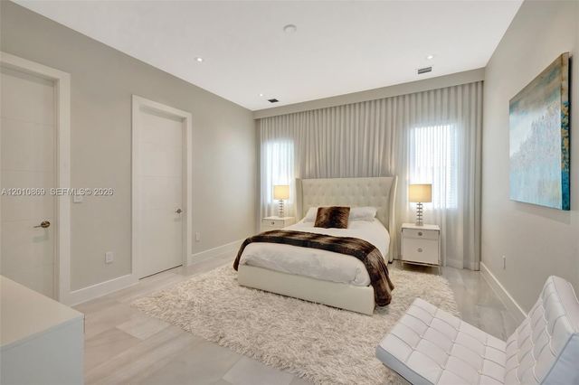 907 Diplomat Pkwy, Hallandale Beach, FL 33009