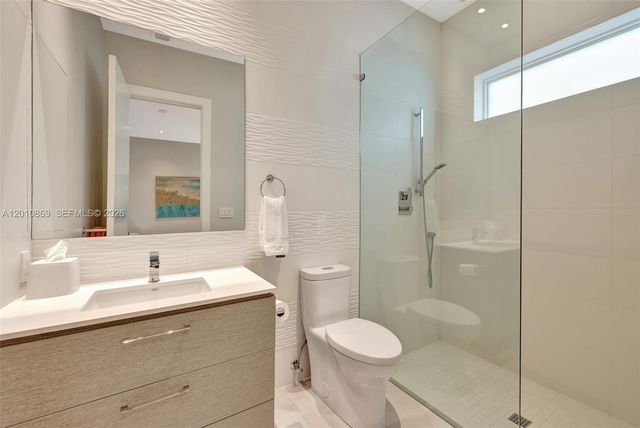 907 Diplomat Pkwy, Hallandale Beach, FL 33009